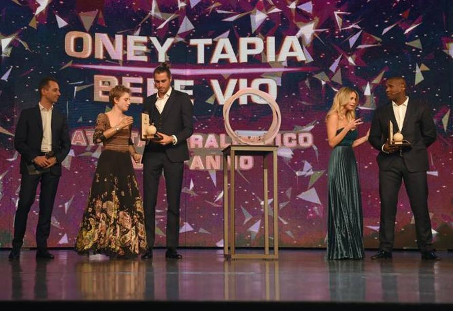  Gianmarco Tamberi conferisce il premio a Bebe Vio e Oney Tapia come “Paralimpico dell’anno”. Bozzani